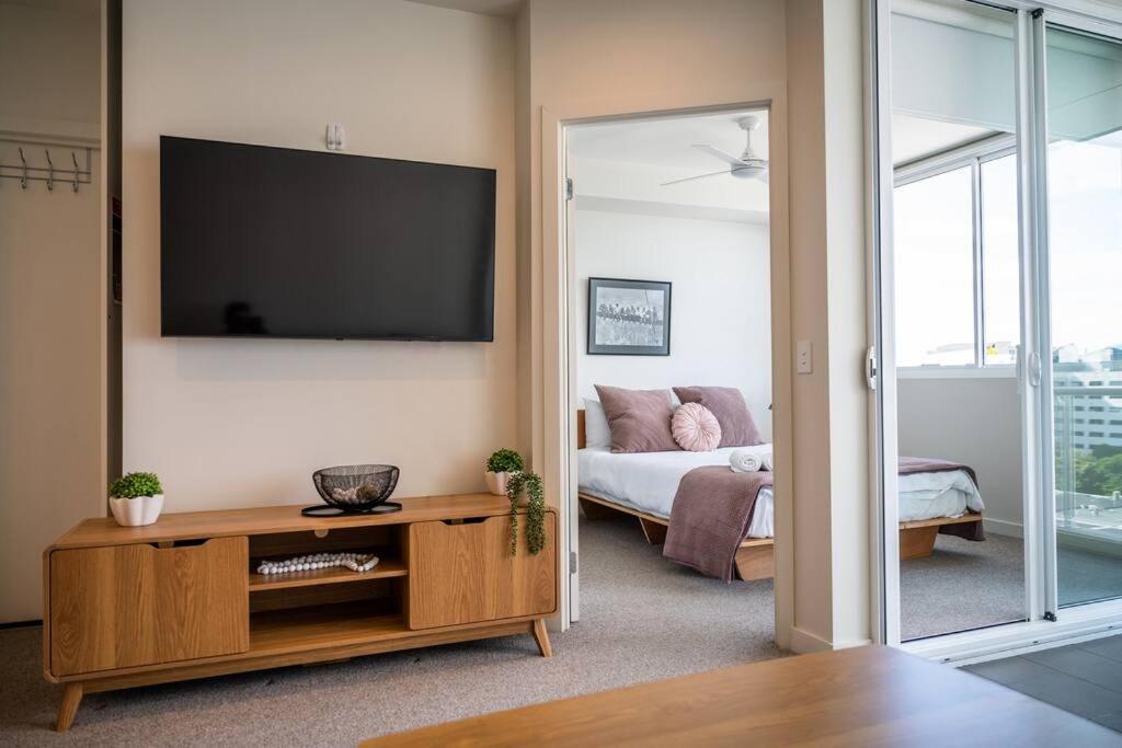 Modern 1-br Apt With Pool Access Apartment