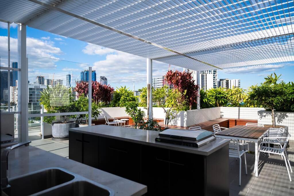 Apartment Modern 1-br Apt With Pool Access