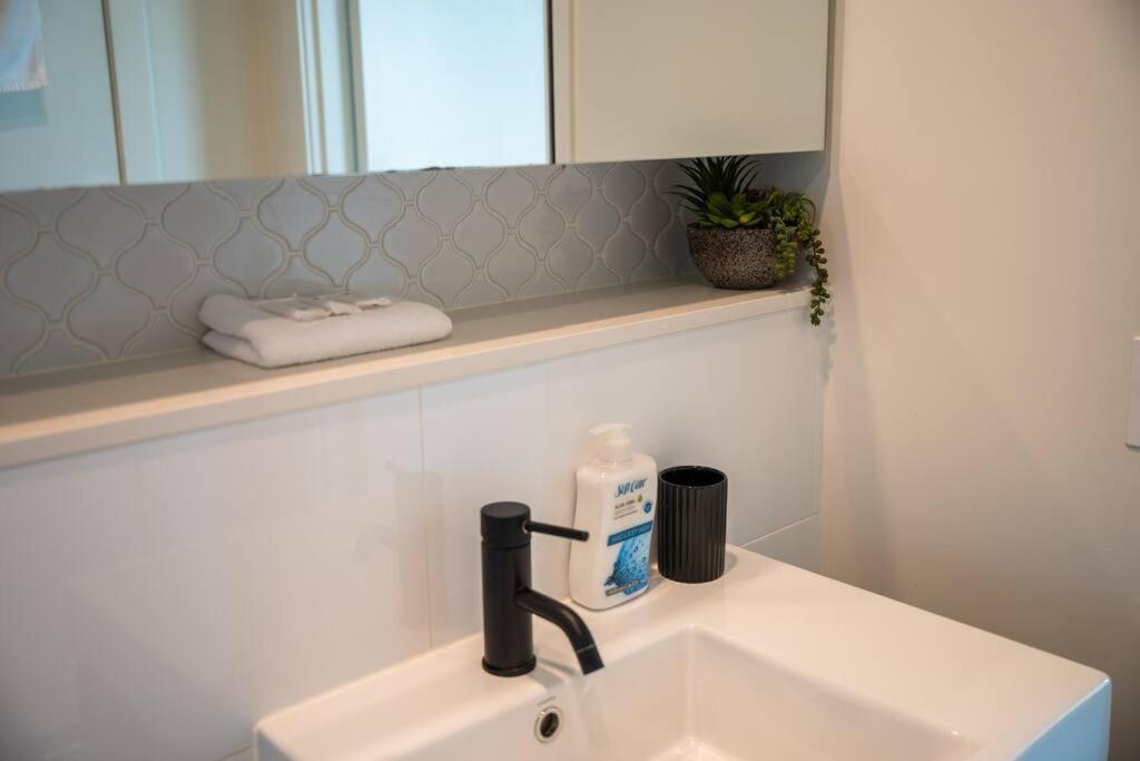 Modern 1-br Apt With Pool Access Apartment