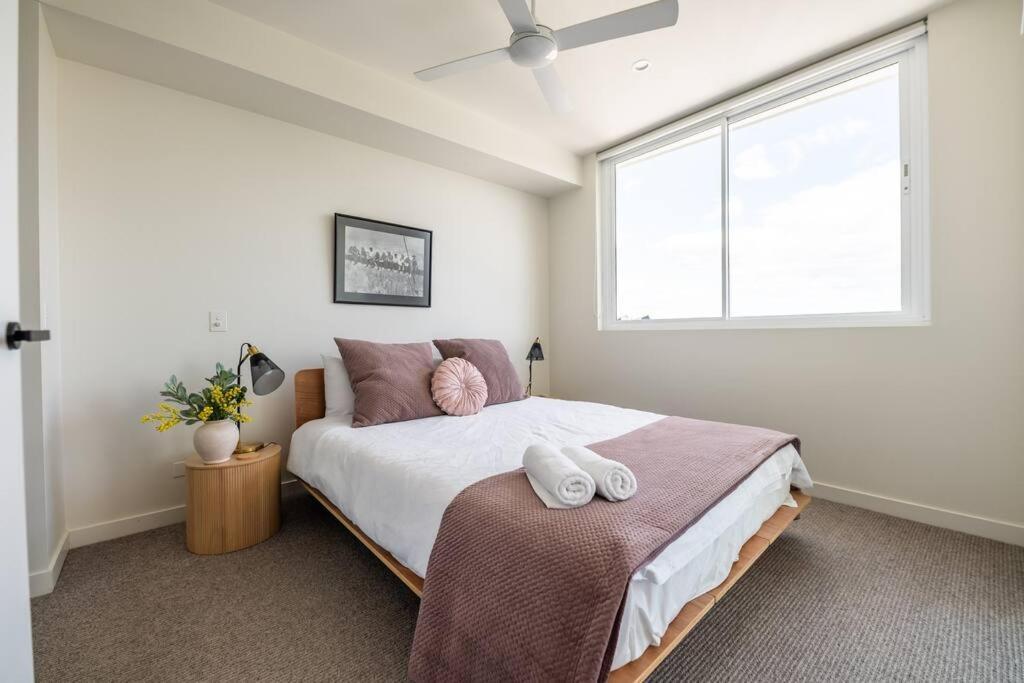 Apartment Modern 1-br Apt With Pool Access *