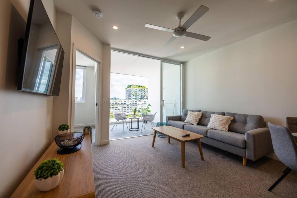 Modern 1-br Apt With Pool Access Apartment